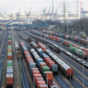 Güterzüge auf mehreren Gleisen im Bahnbereich der Alten Süderelbe bei Hamburg.