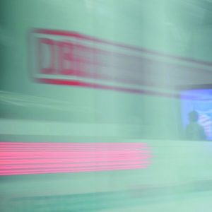 Unscharfer Schnellzug der Deutschen Bahn in Bewegung an einem Bahnhof.