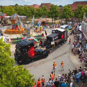 Schwarzer Willke-Lkw mit Willke-Lok "Emma" auf dem Anhänger bei dem Stadtfest in Ludwigslust.