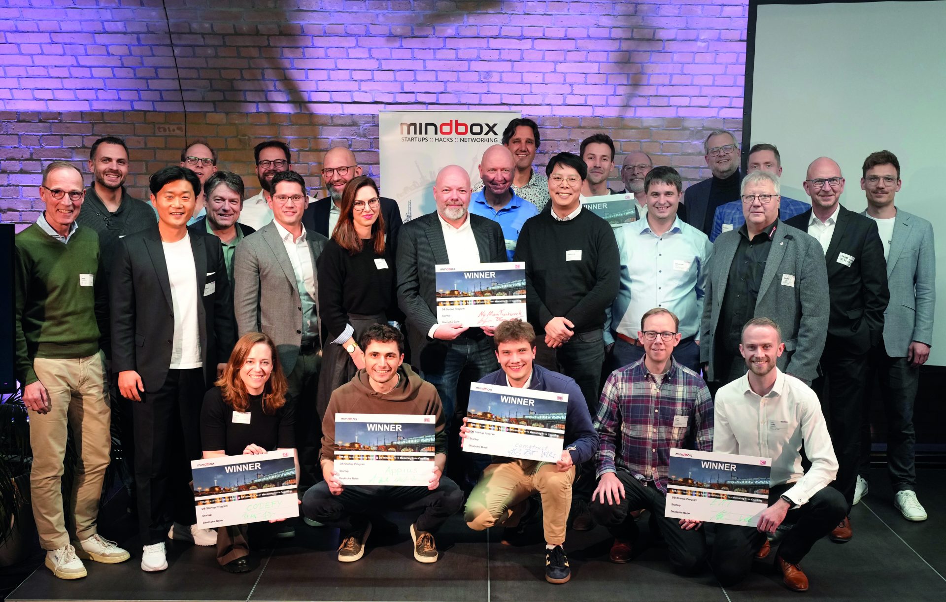 GTeilnehmende sowie Gewinnerinnen und Gewinner der DB Mindbox präsentieren ihre Urkunden.